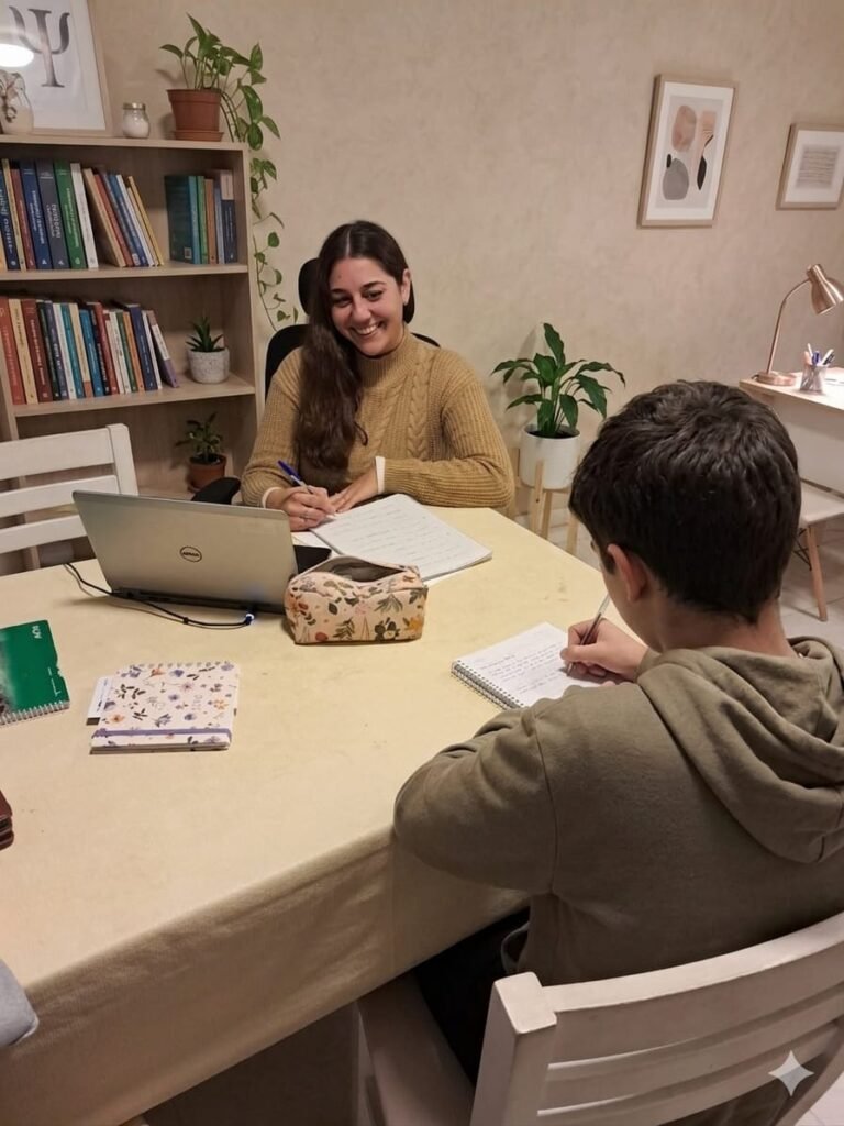 psicopedagoga trabajando con alumno